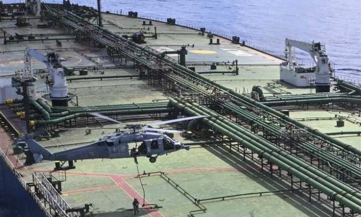 الولايات المتحدة تعلن إنزال قوات على سفينة تنقل نفطًا إيرانيًا في المحيط الهندي- (فيديو)